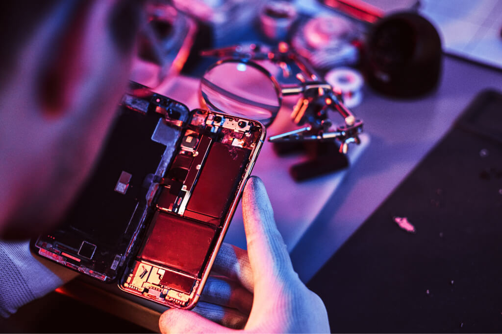 Venta, mantenimiento y reparación de equipos informaticos en Torrelavega 4 tecnico reparando movil